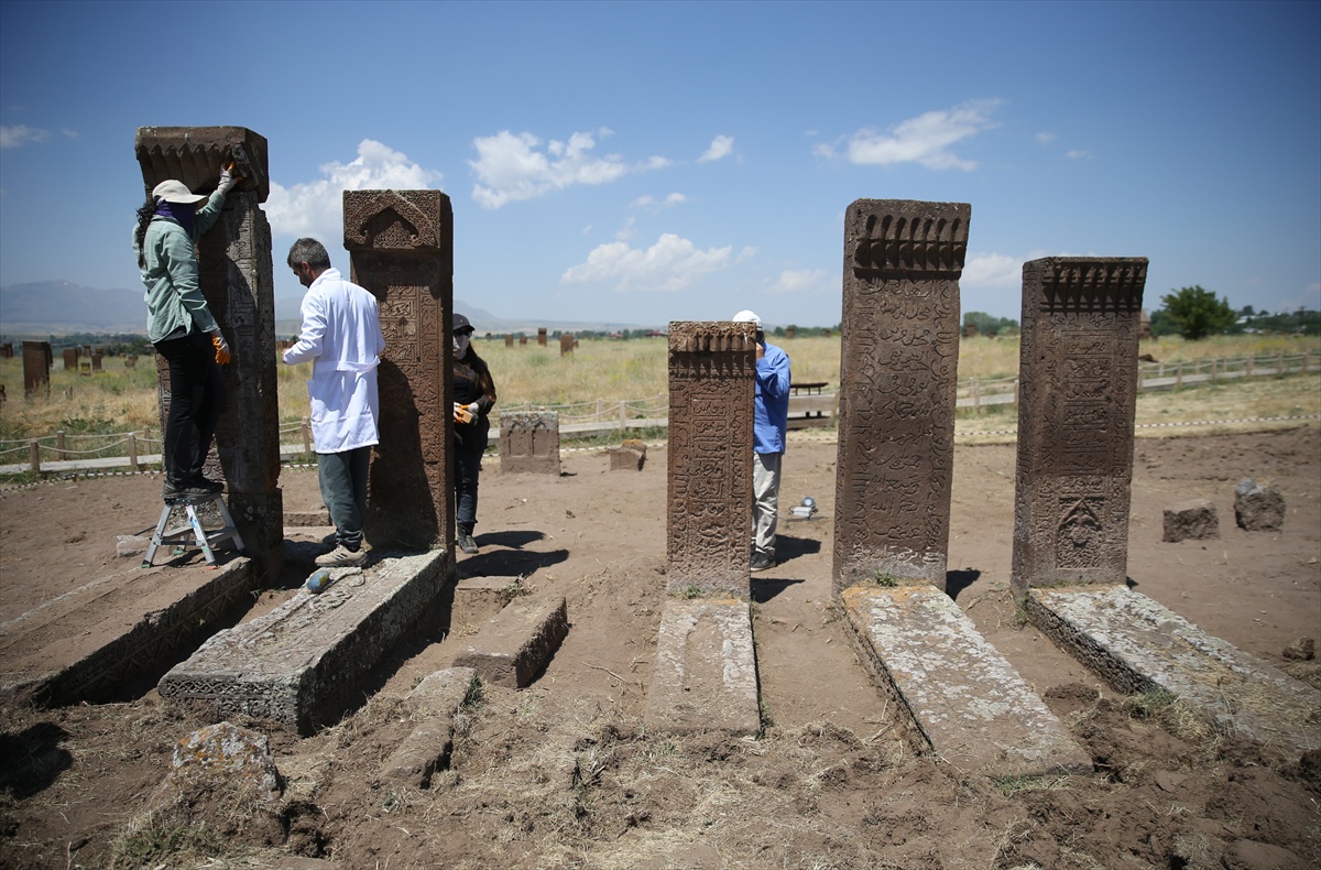 Ahlat\'ta 16 Yeni Mezar Bulundu