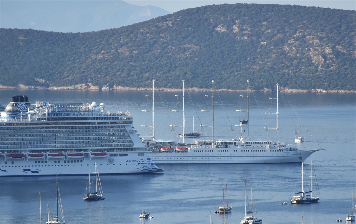 Bodrum\'a İki Kruvaziyer Geldi