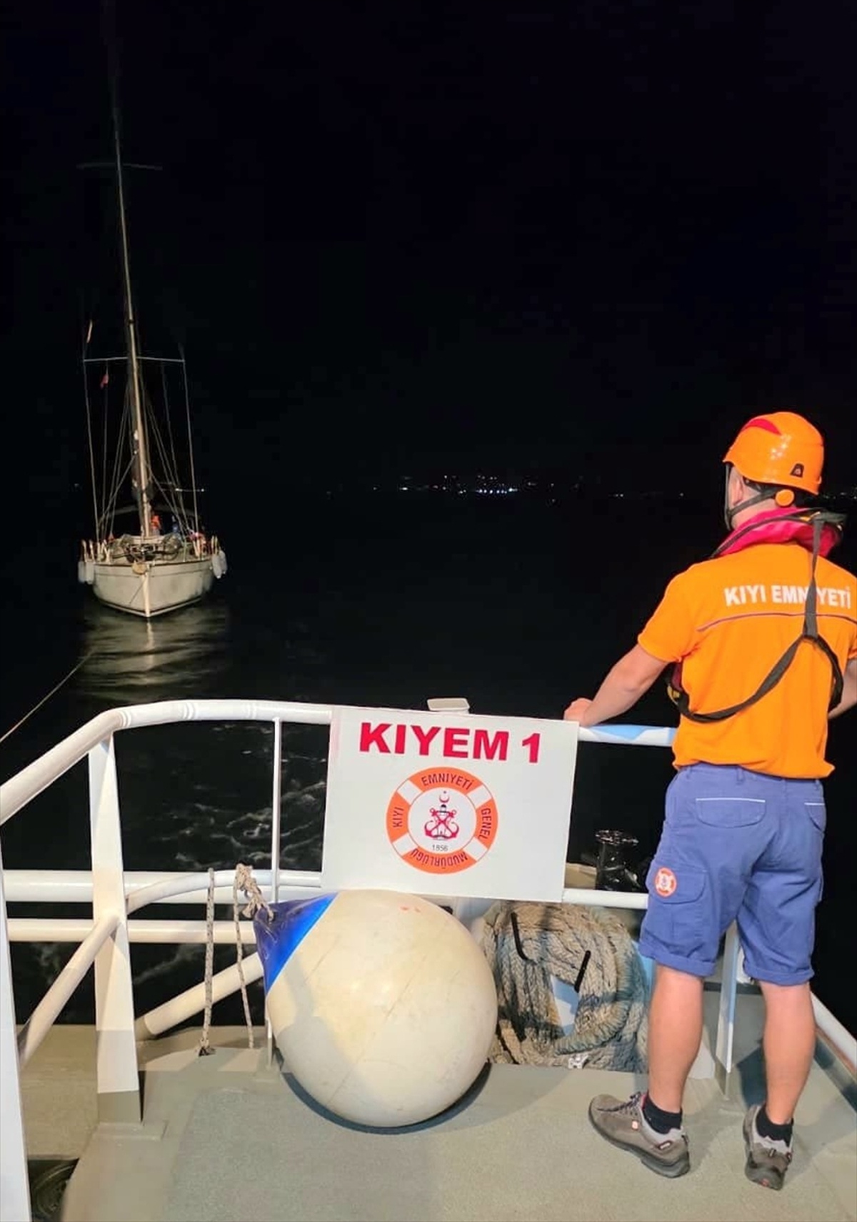 Bozcaada\'da arızalanan tekne kurtarıldı