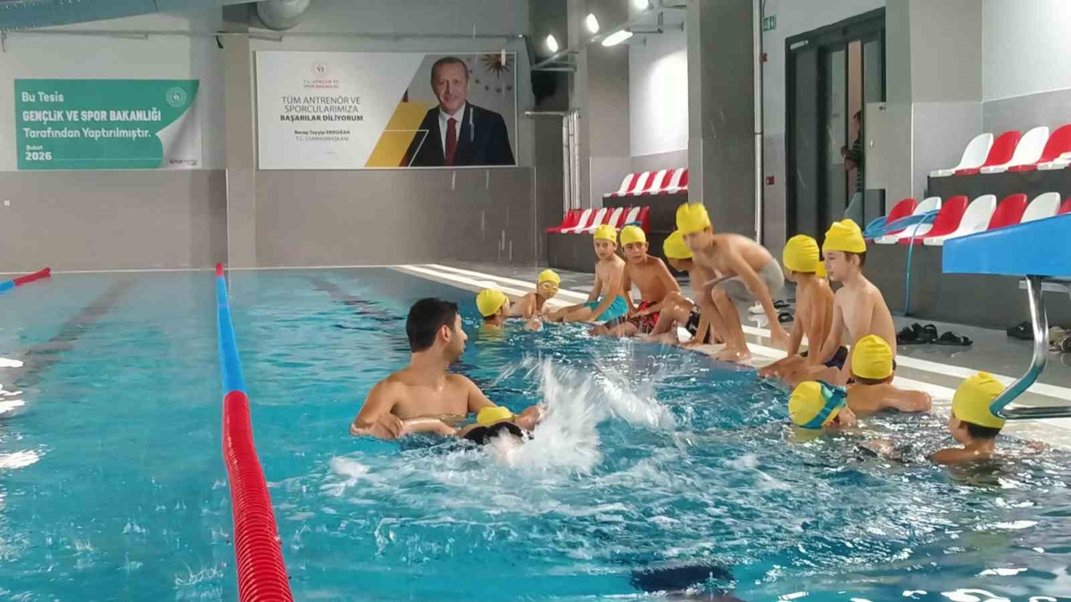 Burhaniye\'de Kur\'an Kursu Öğrencileri Yüzme Keyfi Yaşadı