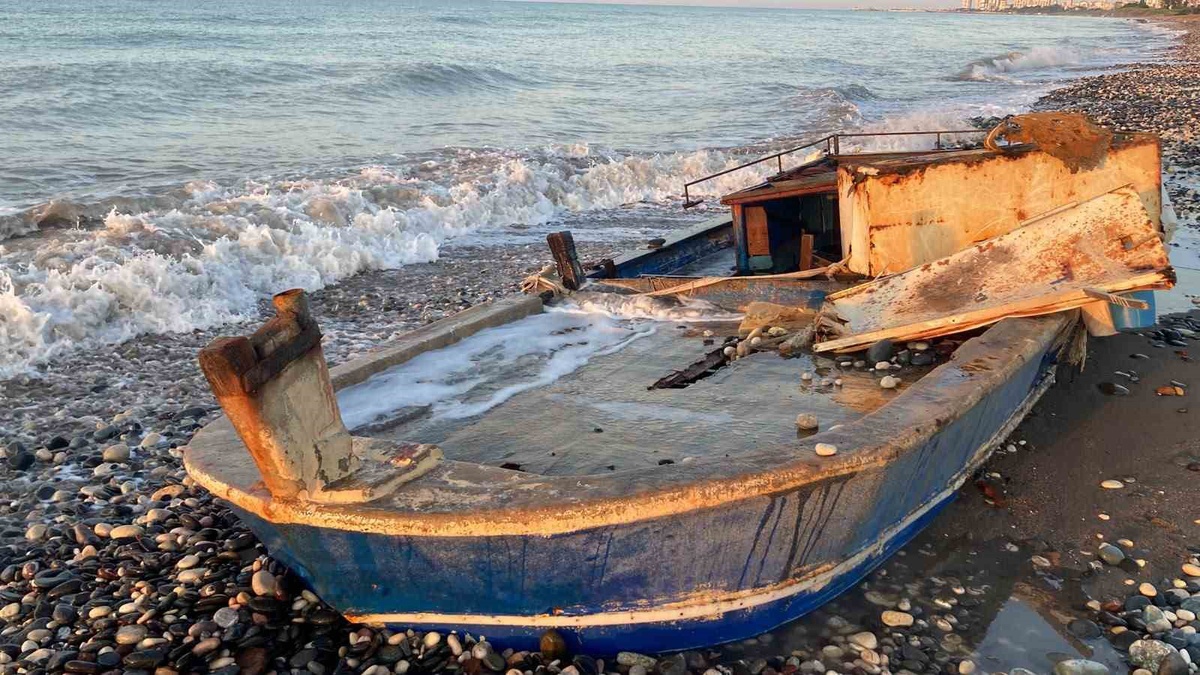 Mersin\'de Fırtınada Batık Tekne Caretta Yuva Alanında