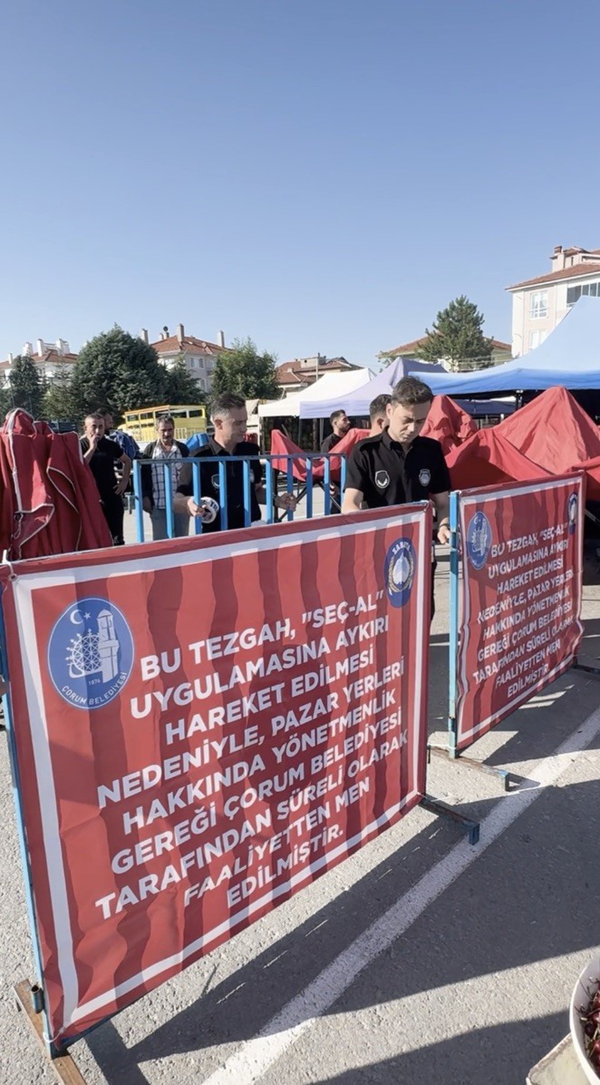 Çorum’da "seç-al" kuralına uymayan pazar esnafının tezgahı kapatıldı