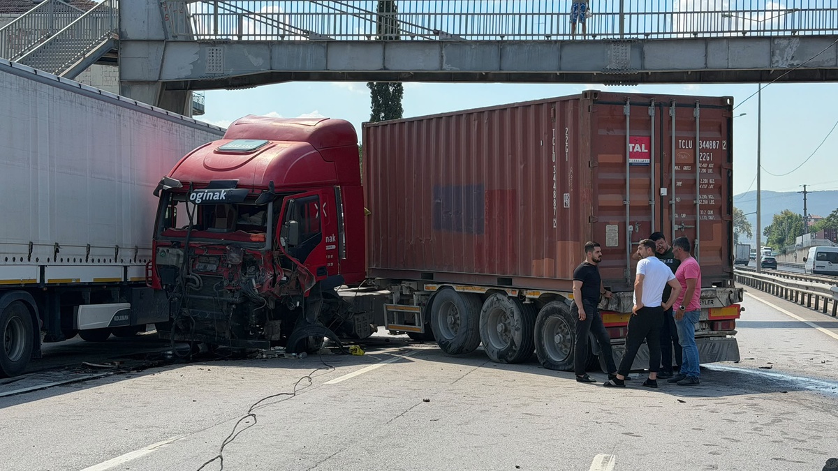 Körfez\'de TIR Kazası: D-100 Yolunu Kapattı