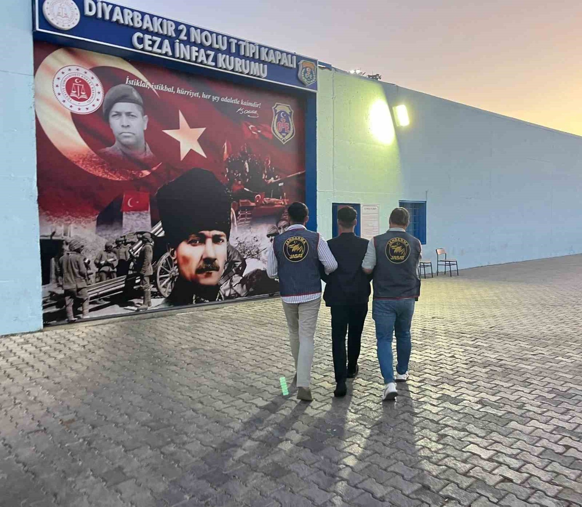 Diyarbakır\'da Jandarmadan Operasyon: 137 Kişi Yakalandı
