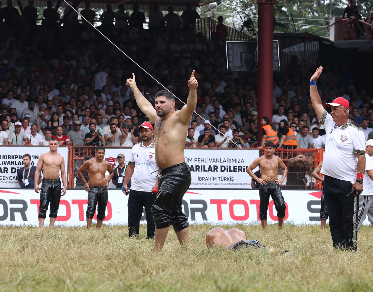 Antalya Büyükşehir Belediyesi Spor Kulübü’nden Erkan Taş, Ordu Aybastı Güreşleri’nde başpehlivan oldu