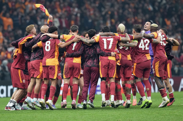 Galatasaray taraftarından <a class='keyword-sd' href='/okan-buruk/' title='Okan Buruk'>Okan Buruk</a> ve <a class='keyword-sd' href='/dursun-ozbek/' title='Dursun Özbek'>Dursun Özbek</a>'e sert tepki