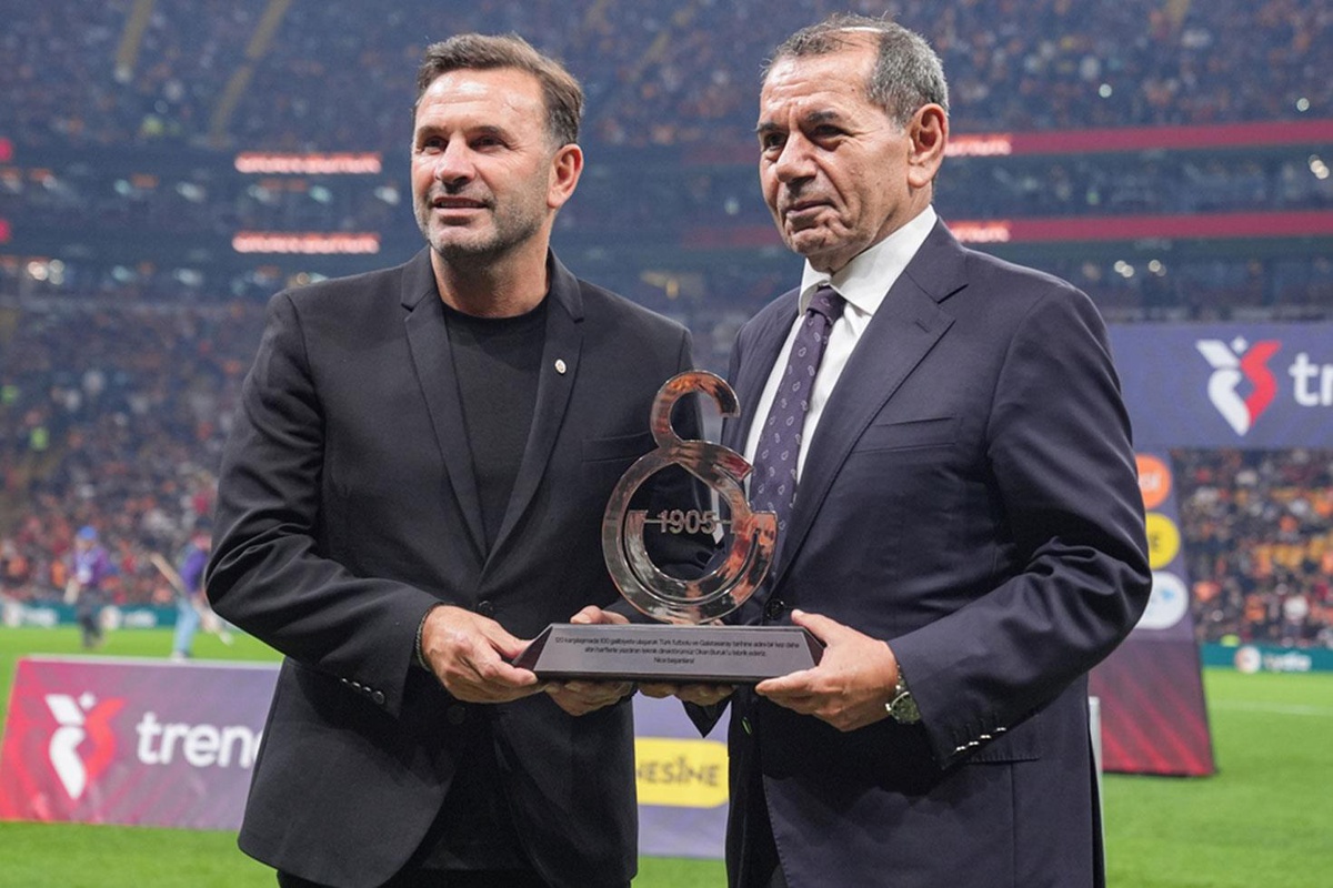 Galatasaray taraftarından Okan Buruk ve Dursun Özbek'e sert tepki