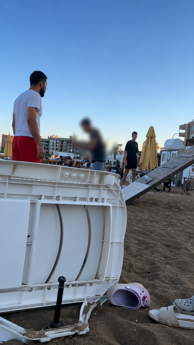 Halk plajında şezlong gerginliği: İşletmeci tatilcilerin üzerine kürekle kum fırlattı