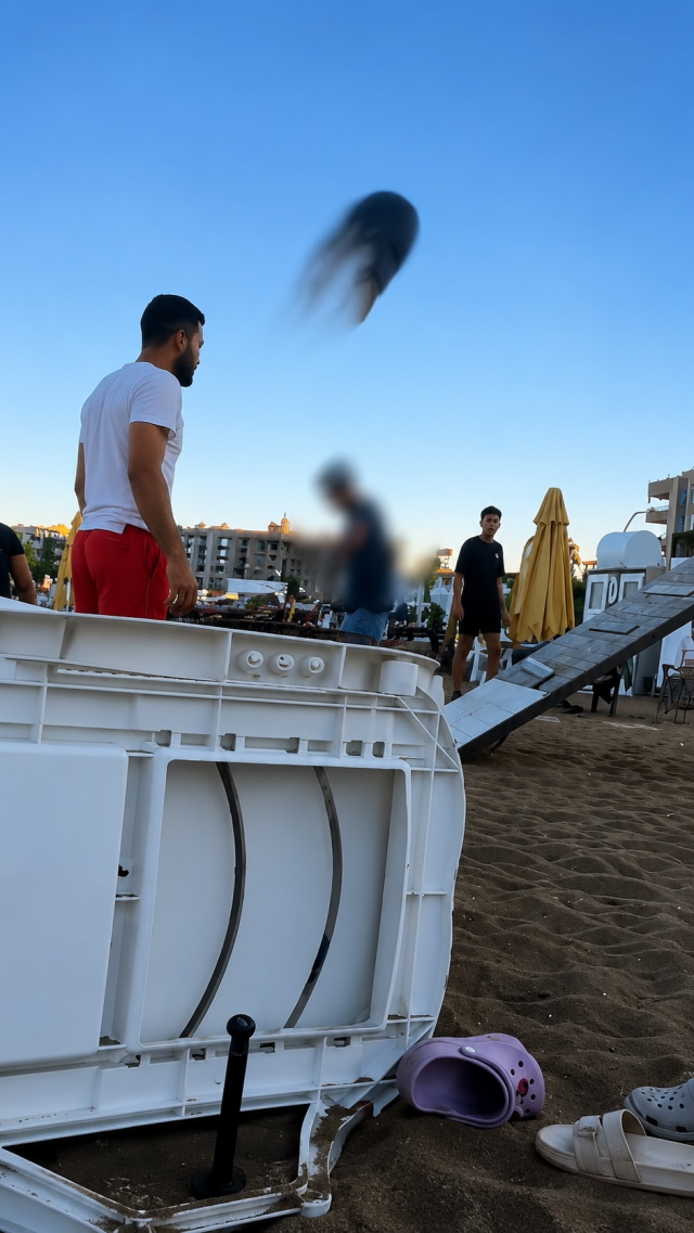Halk plajında şezlong gerginliği: İşletmeci tatilcilerin üzerine kürekle kum fırlattı