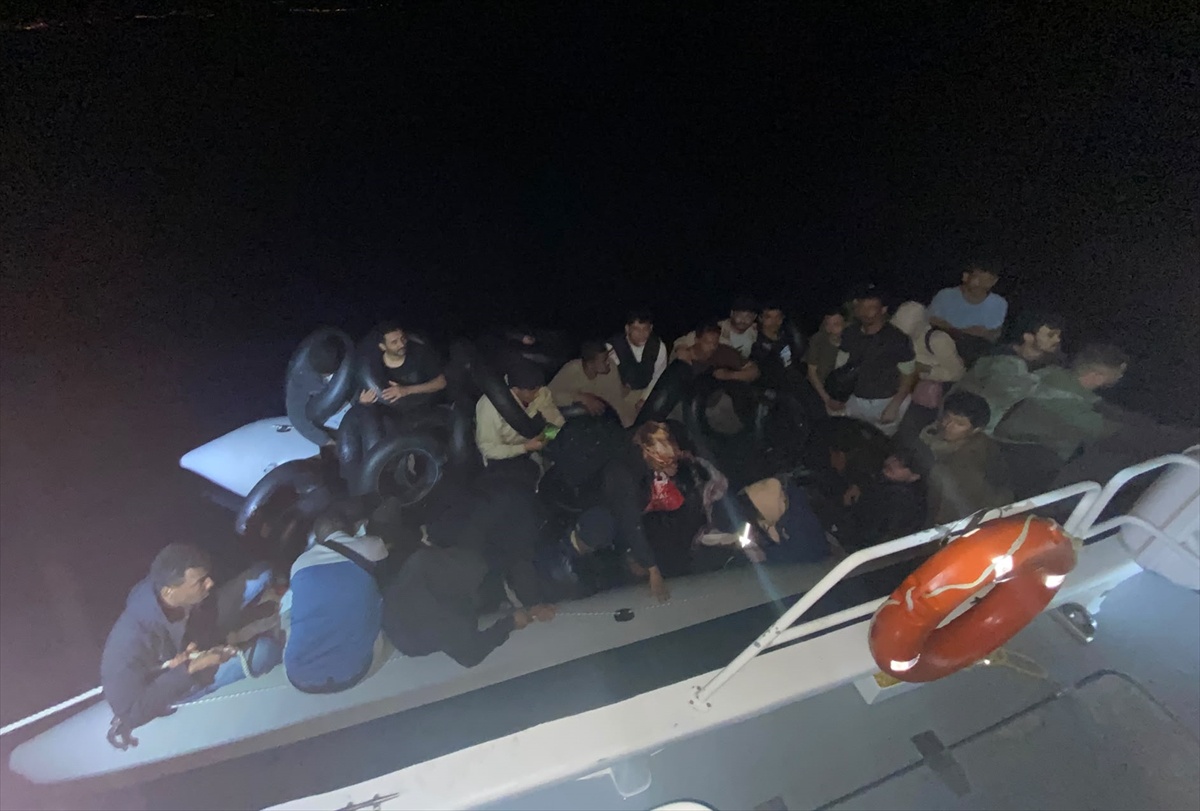 Dikili ve Karaburun\'da Düzensiz Göçmen Operasyonları