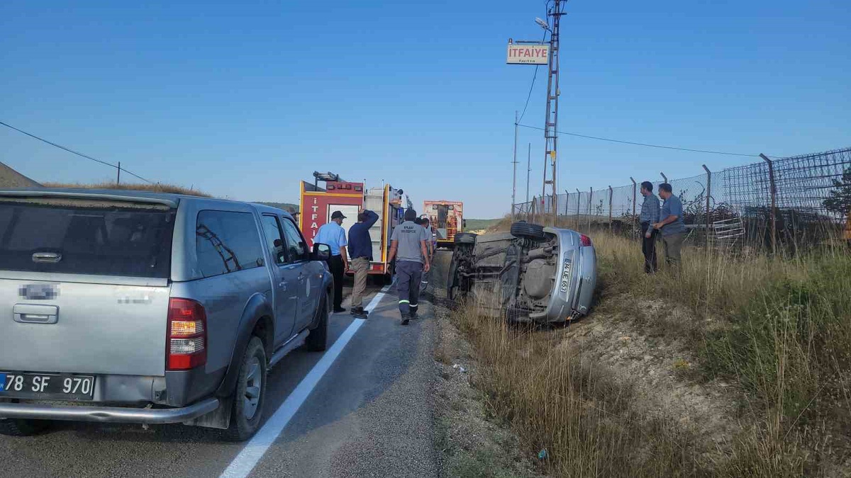 Karabük’te otomobil devrildi, 2 kişi yaralandı
