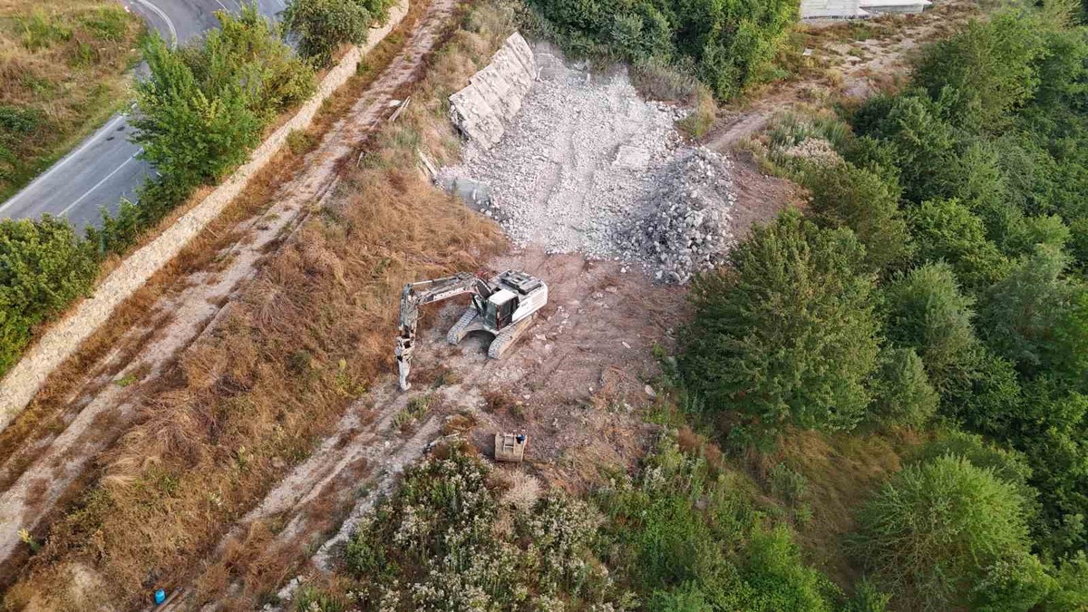 Kartalkaya’da 78 kişinin hayatını kaybettiği otelin sahibinin orman arazisine yaptığı kaçak yapı yıkıldı