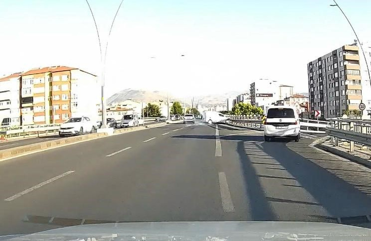 Kontrolden çıkan araç bariyerlere çarptı: Kaza anı kamerada