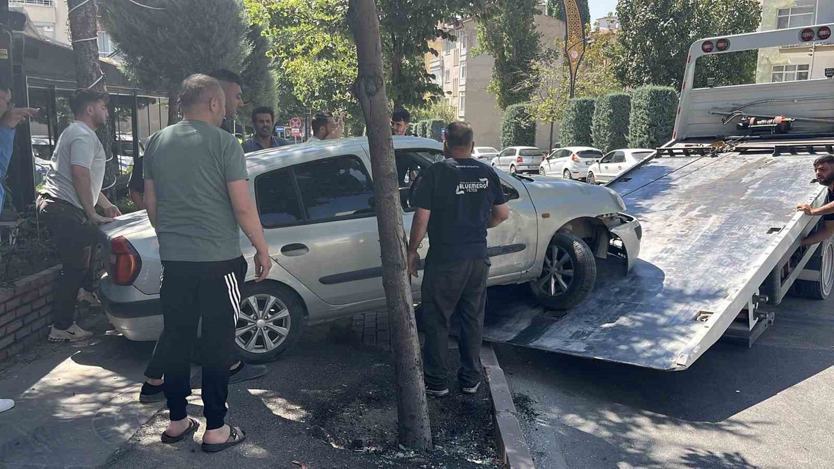 Niğde\'de Otomobil İşyerine Çarptı
