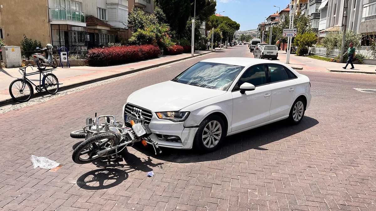 Kula\'da Trafik Kazası: İki Yaralı