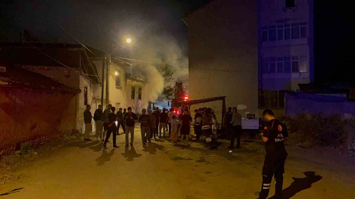 Karaman\'da Metruk Evde Yangın Paniği