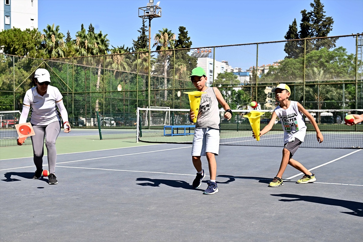Muratpaşa\'da Ücretsiz Tenis Eğitimleri