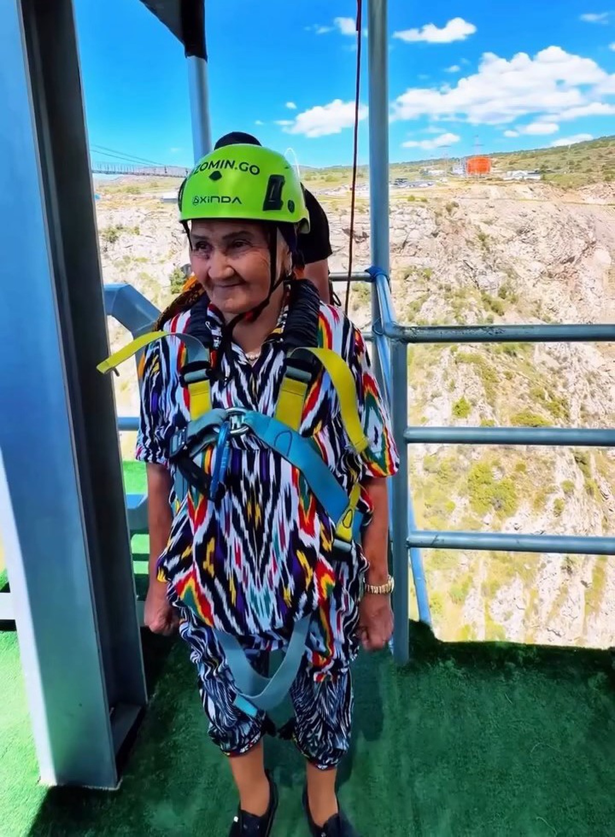 80 Yaşındaki Kadın Dönme Dolaba Tırmandı