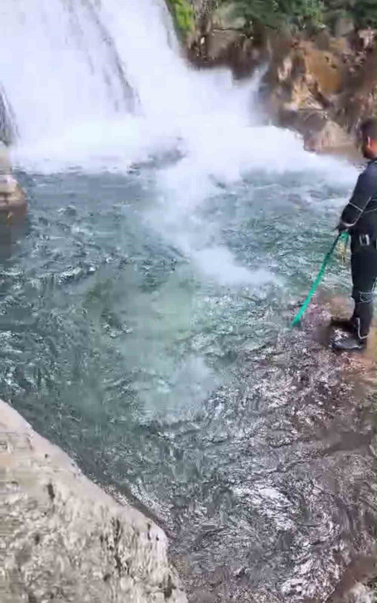Serinlemek için girdiği suda boğuldu