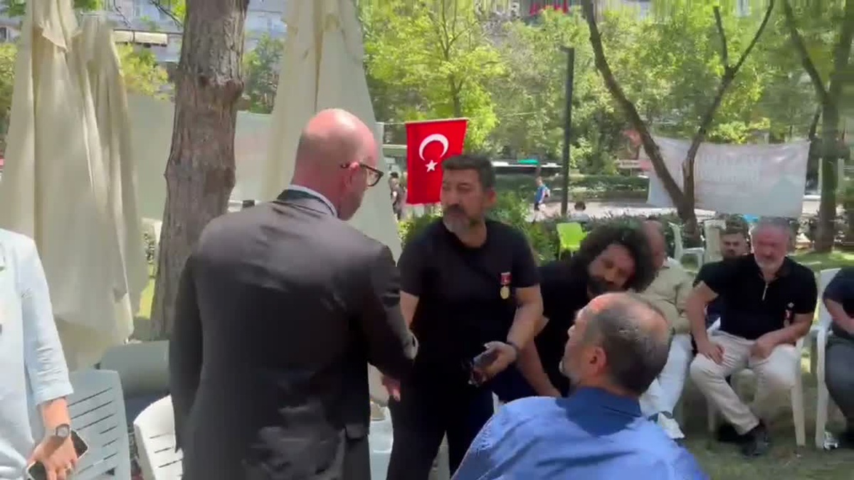 CHP\'li vekillerden Güvenpark\'ta nöbet tutan gazi ve şehit ailelerine ziyaret