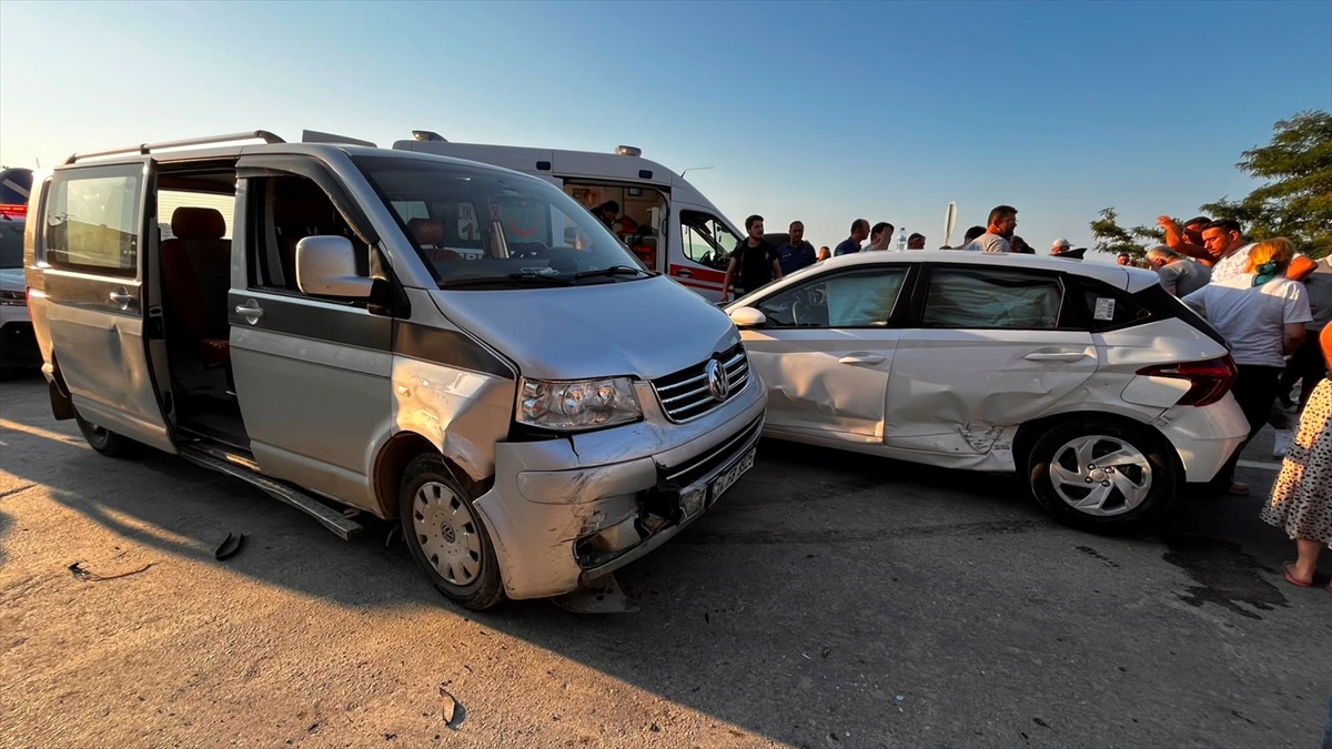 Türkeli\'de Minibüs ile Otomobil Çarpıştı!