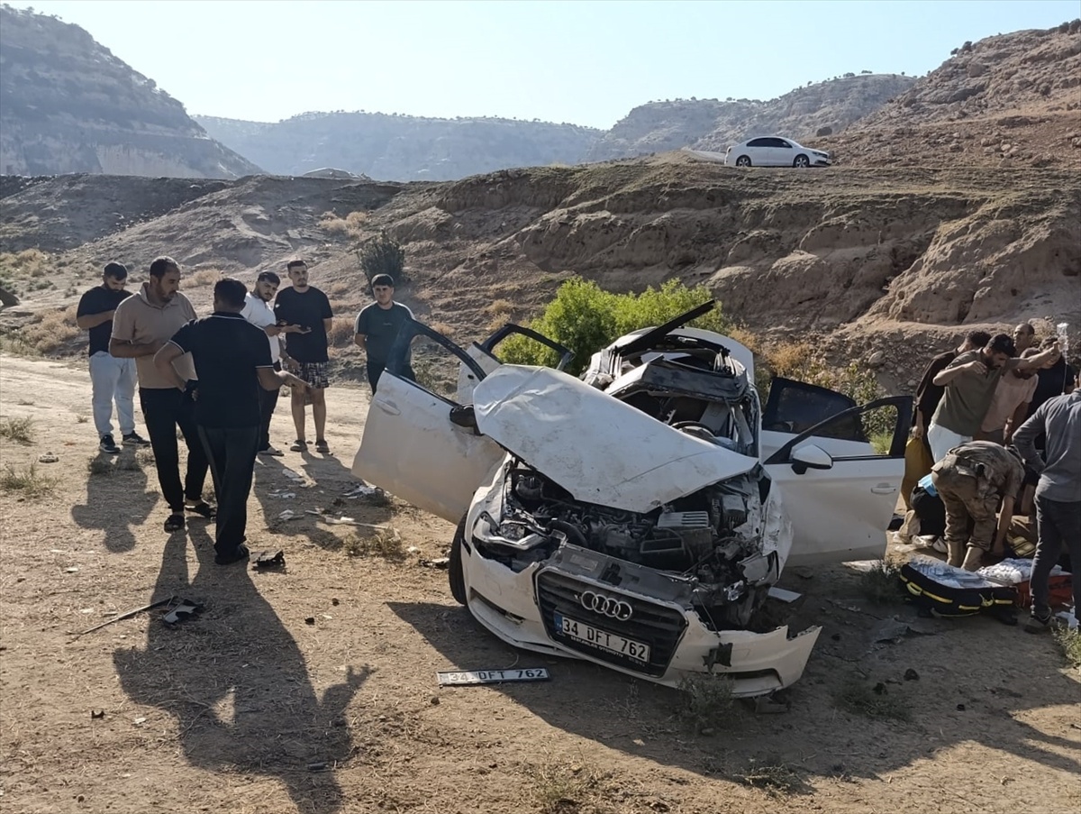 Şırnak\'ta Otomobil Şarampole Devrildi: 4 Yaralı
