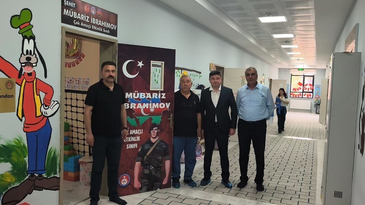 Zamin Aliyev\'e Teşekkür Plaketi