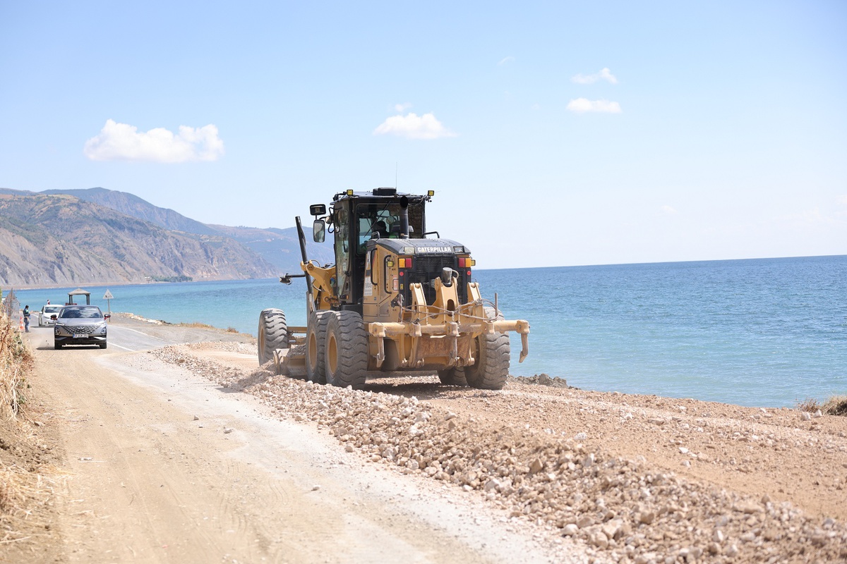 Tekirdağ Büyükşehir Belediyesi, Uçmakdere ile Şarköy arasındaki yolu yeniliyor
