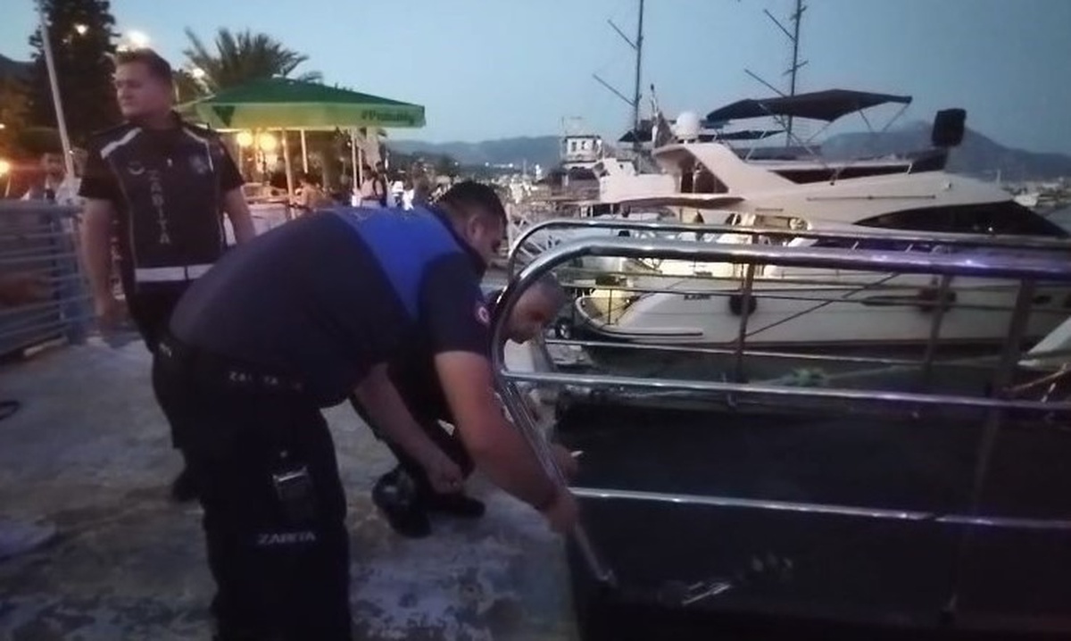 Tur teknesi çalışanlarının birbirine girdiği kavga anı görüntülendi