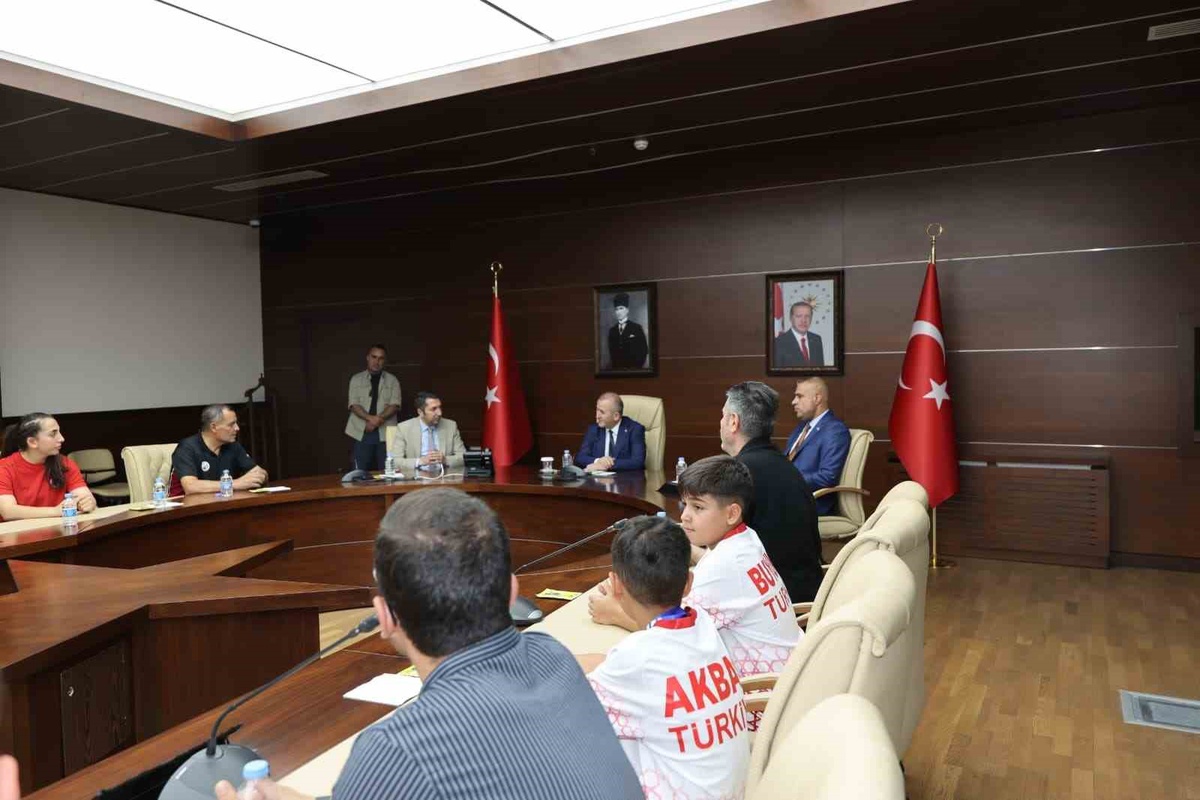Vali Hatipoğlu Sporcuları Kabul Etti