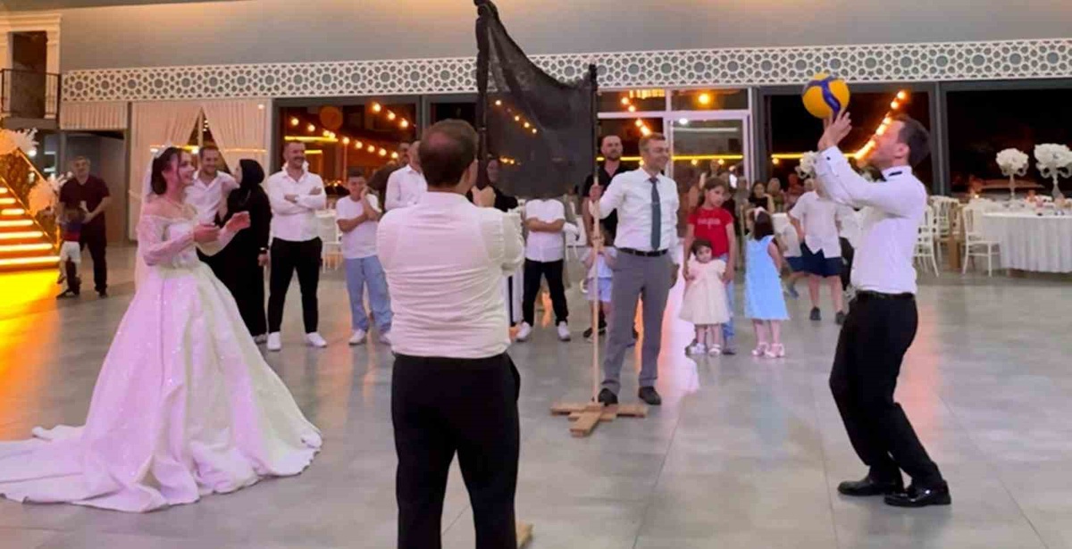 Voleybol Aşkı: Düğünlerinde Oynadılar