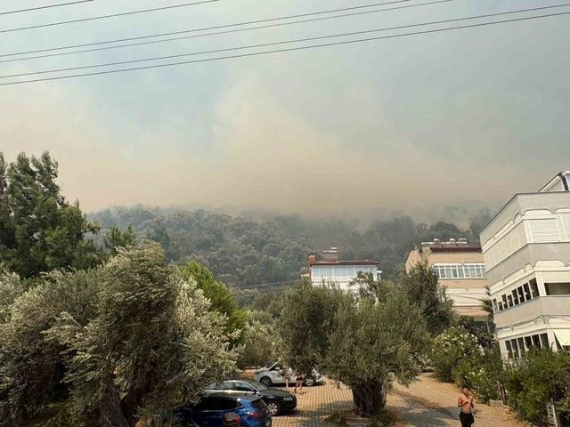 3 ilde orman yangınları büyüyor! Antalya-Kumluca yolu da kapatıldı
