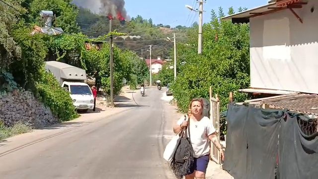 3 ilde orman yangınları büyüyor! Antalya-Kumluca yolu da kapatıldı