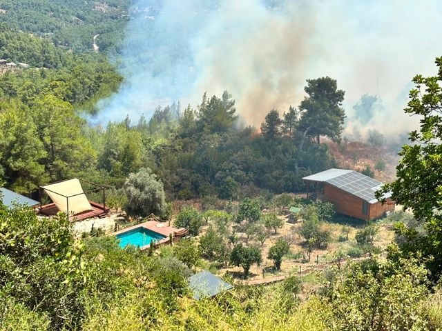 3 ilde orman yangınları büyüyor! Antalya-Kumluca yolu da kapatıldı