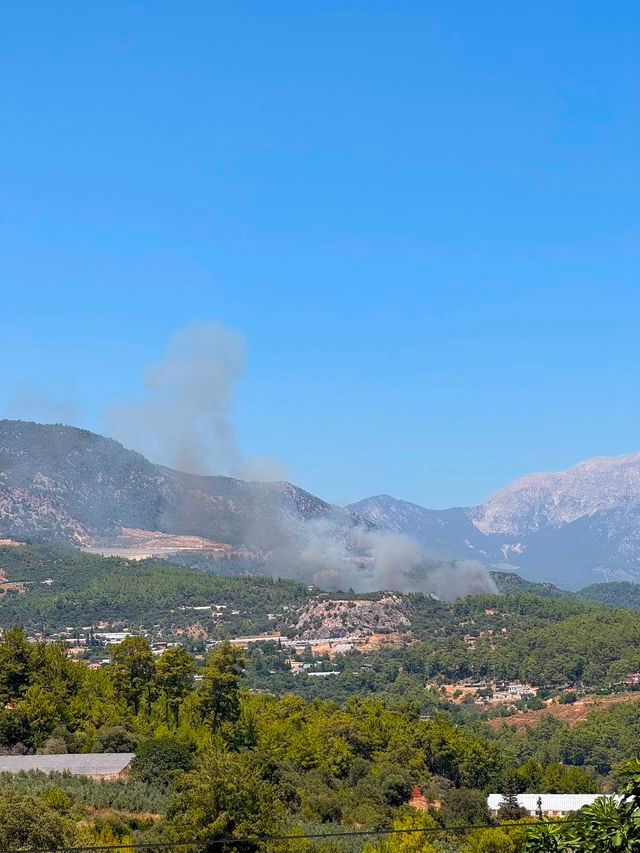 3 ilde orman yangınları büyüyor! Antalya-Kumluca yolu da kapatıldı
