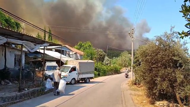 3 ilde orman yangınları büyüyor! Antalya-Kumluca yolu da kapatıldı