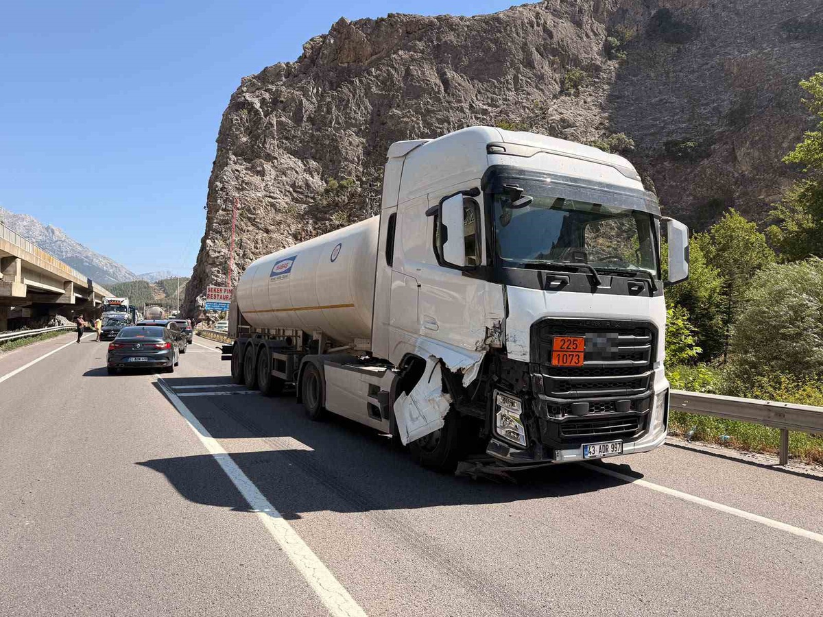 Pozantı\'da Kaza: Cip ve Tanker Çarpıştı