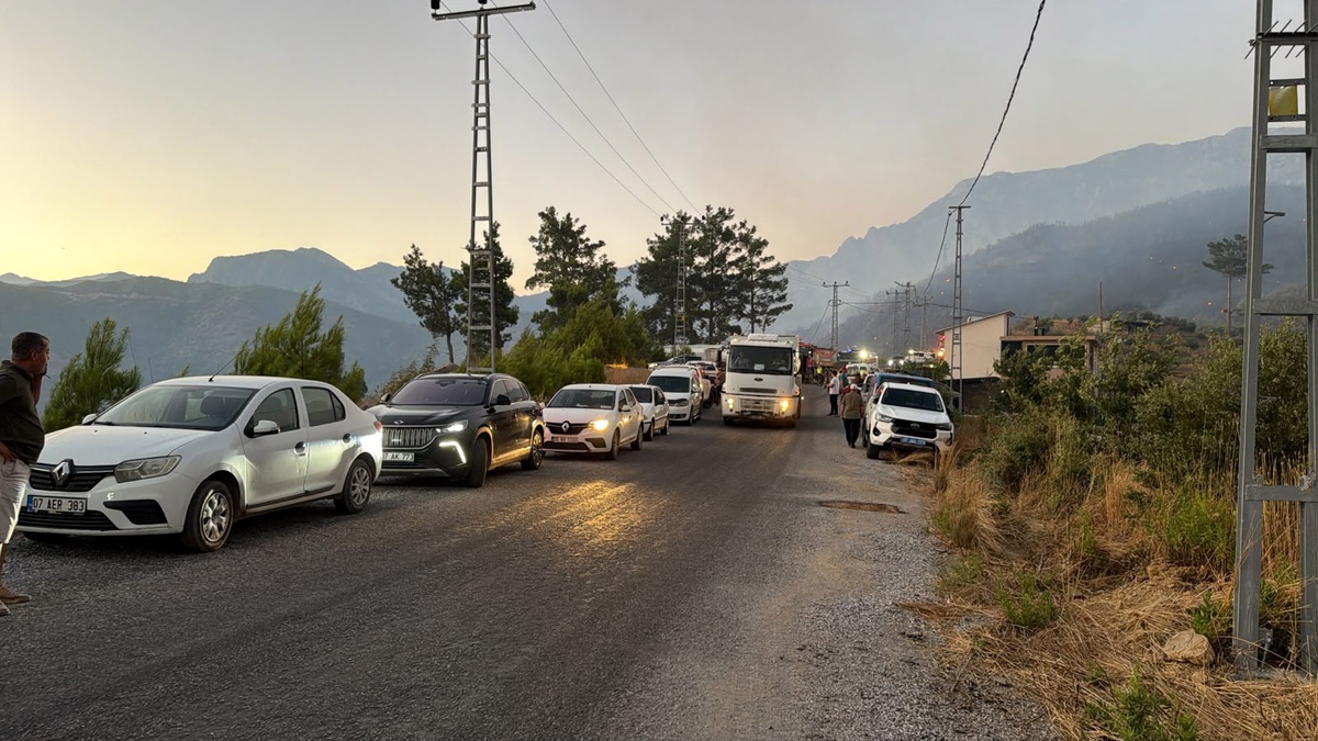 Alanya\'da Orman Yangını Komşu Mahalleye Sıçradı
