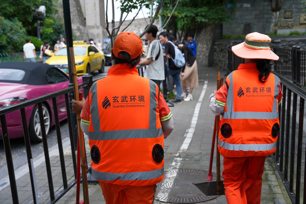 Nanjing\'de Temizlik İşçilerine Soğutucu Yelek