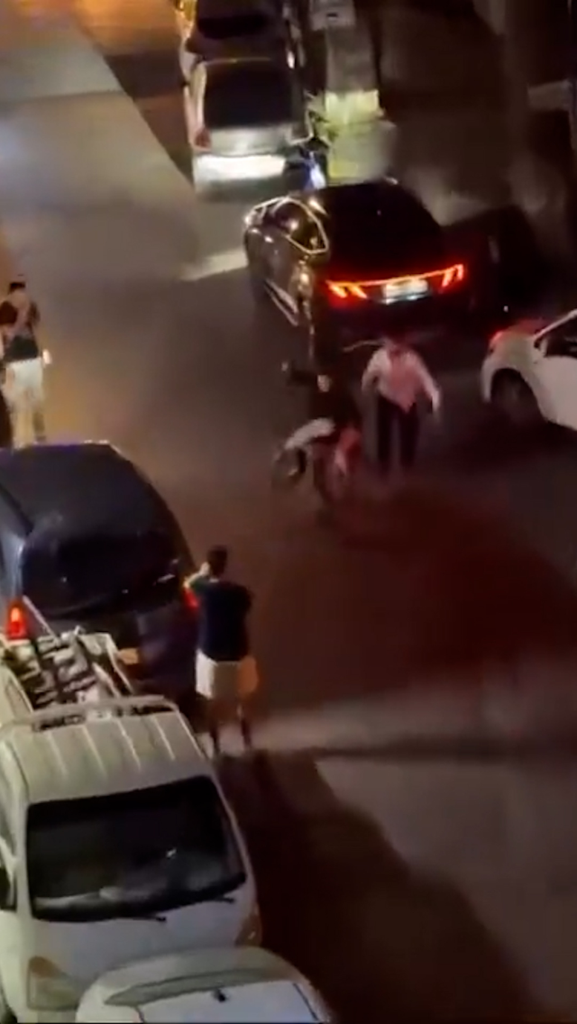 Ambulansa yol vermek isteyen tır şoförüne dehşeti yaşattılar
