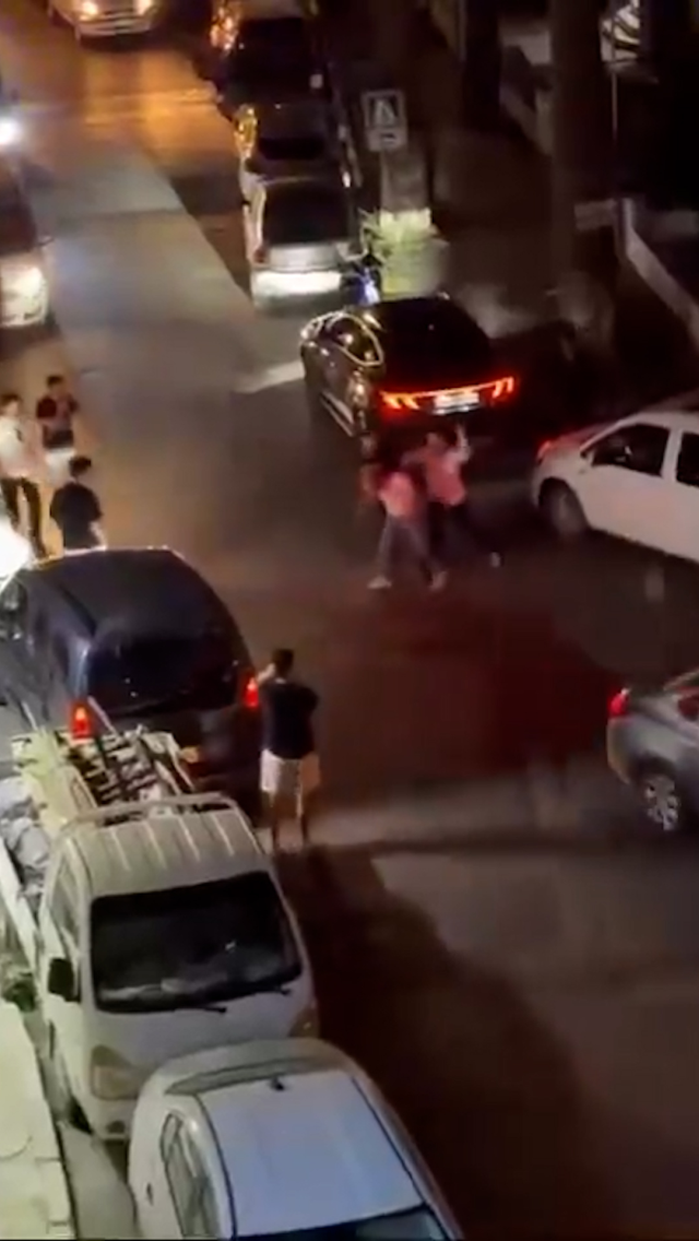 Ambulansa yol vermek isteyen tır şoförüne dehşeti yaşattılar