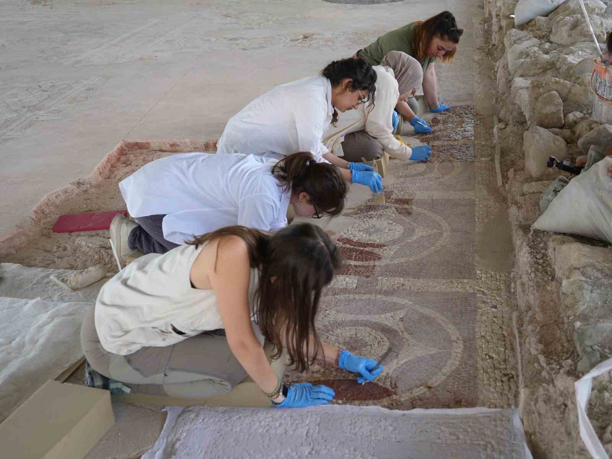 Anadolu’nun en büyük 3 Roma villasından biri olan bin 800 yıllık villadaki mozaikler kurtarılıyor
