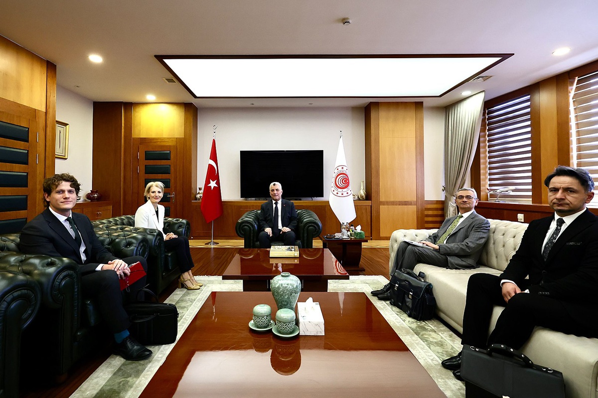 Bakan Bolat, Birleşik Krallık Büyükelçisi Morris\'i kabul etti
