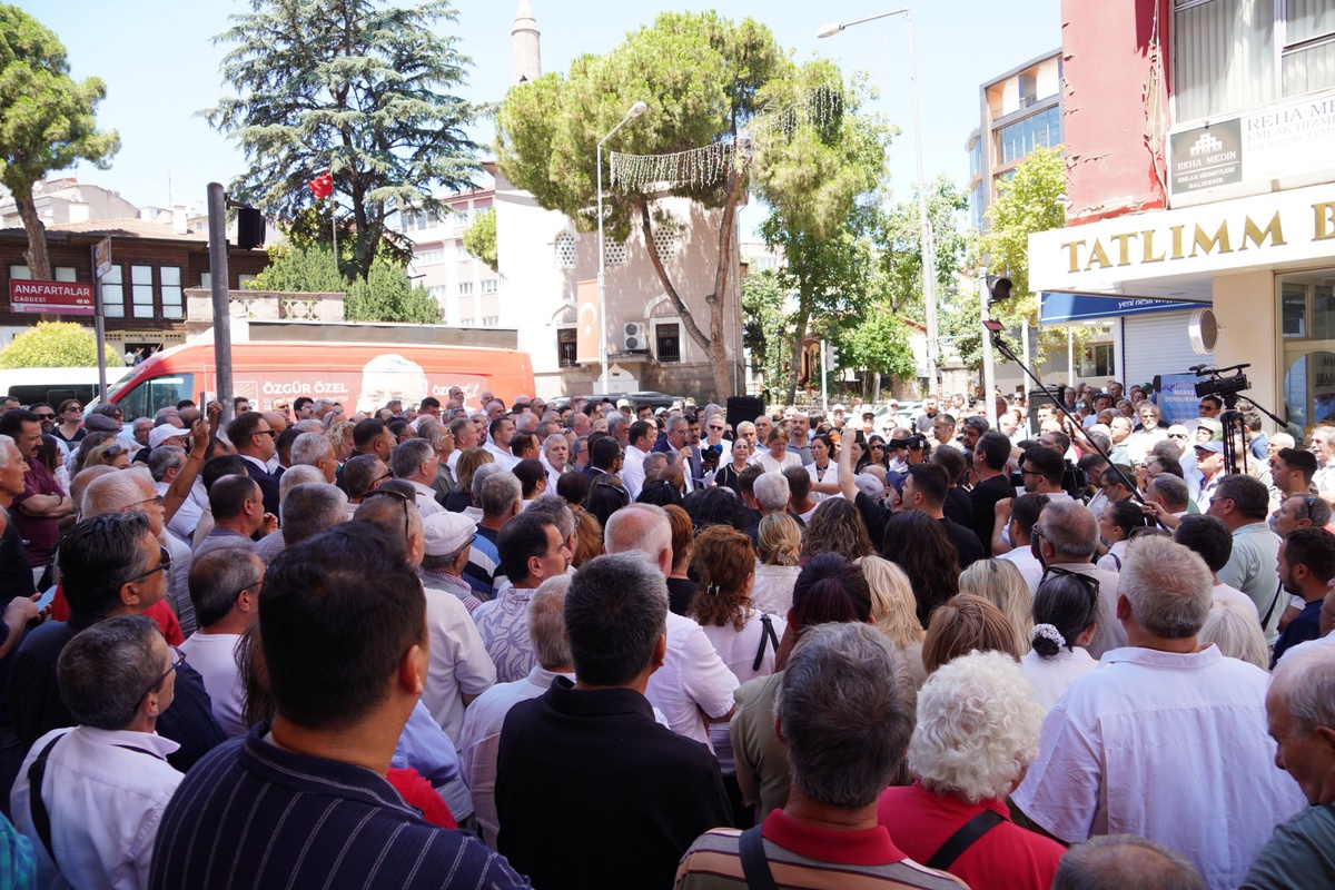Balıkesir\'de CHP\'den 12 ilçe belediye başkanı ile il ve ilçe yönetimleri istifa etti