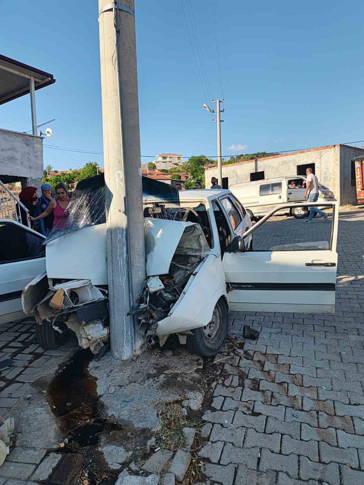 Burhaniye\'de Elektrik Direğine Çarpan Araçta İki Yaralı