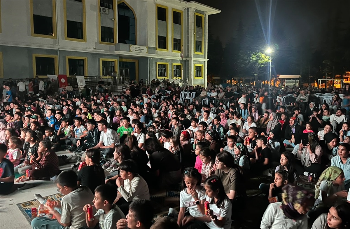 Banaz\'da yaz Kur\'an kursu öğrencileri açık havada sinema keyfi yaşadı