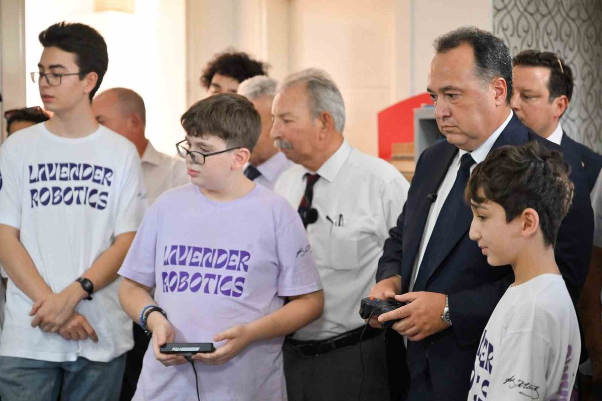 Başkan Dutlulu robotik takımını ziyaret etti