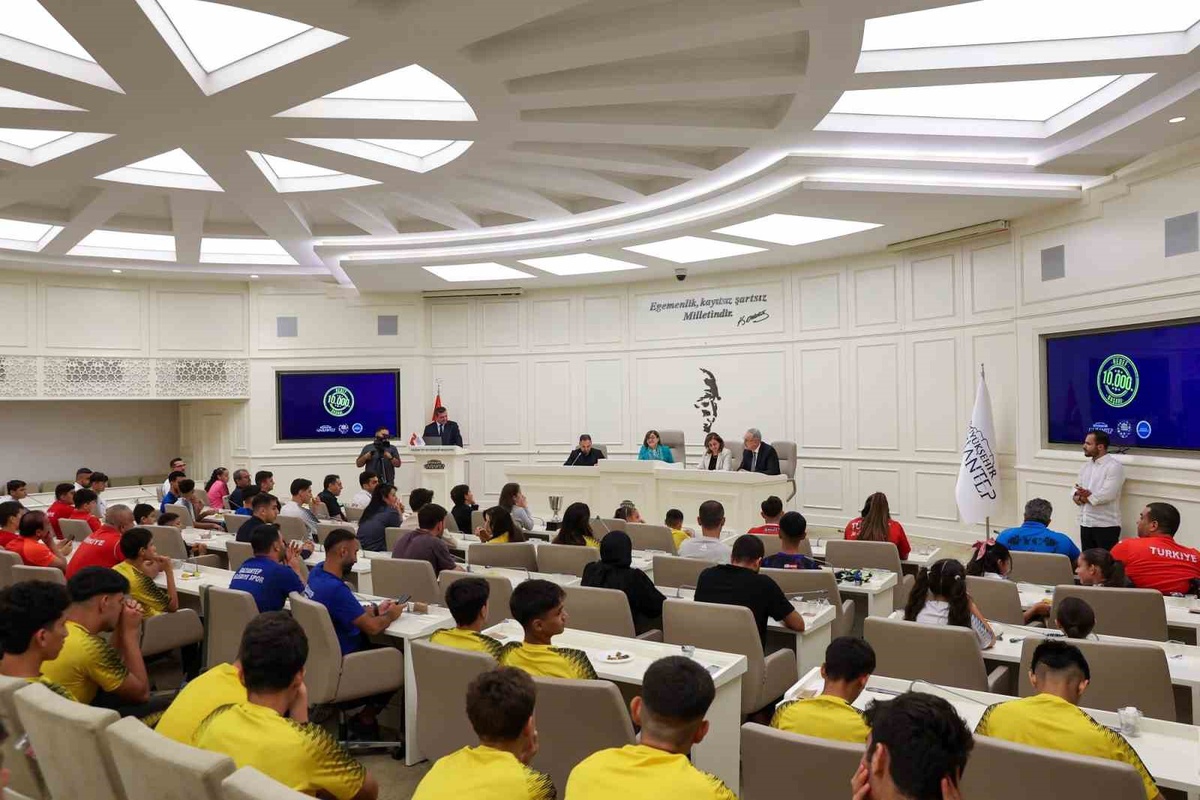 Başkan Şahin, belediyenin başarılı sporcularıyla bir araya geldi