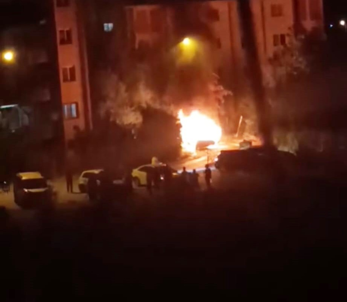 Batman’da park halindeki otomobil alevlere teslim oldu