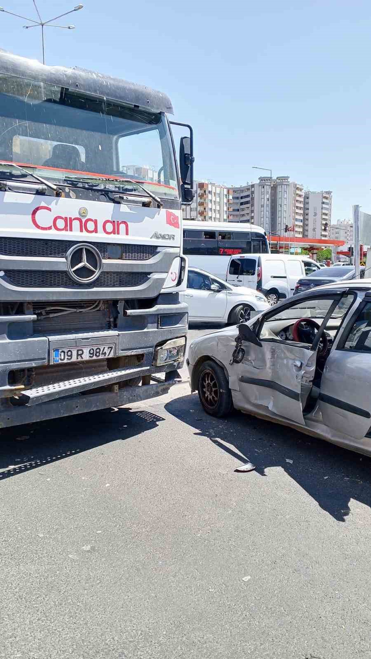 Beton mikseri ile otomobil çarpıştı: 2 yaralı